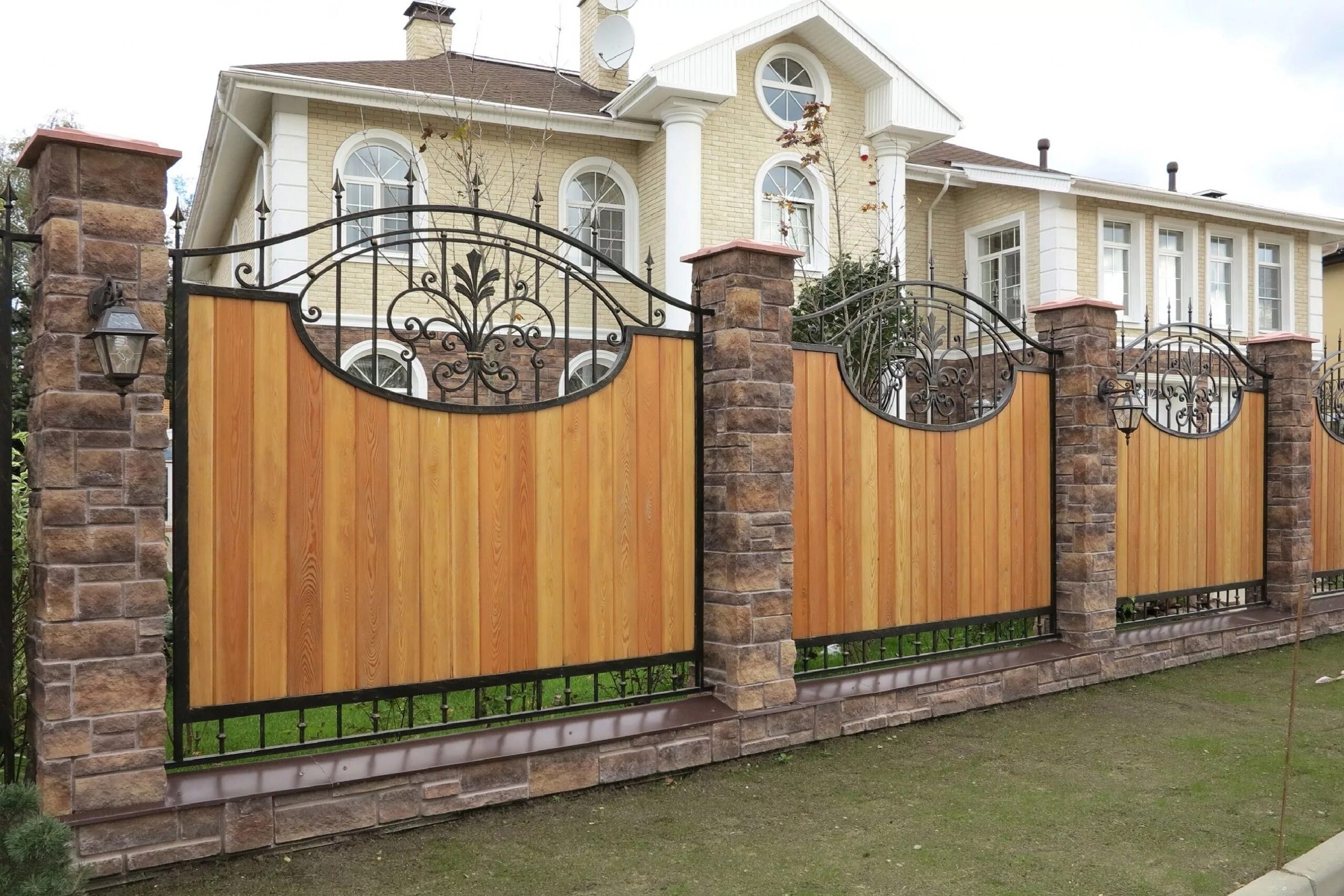 Кованый забор варианты. Кованый забор варианты. Решетка ограждения "надзея". Кованые ограждения для палисадника. Кованый забор.