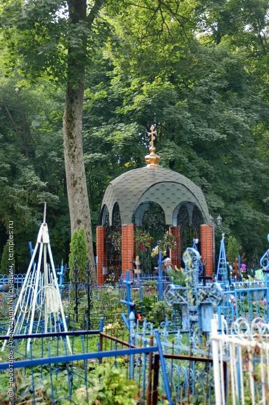 троицкая церковь (санкт-петербург, смоленское кладбище). памятник часовенка на могилу. часовни на кладбище на могилу. надгробия из гранита часовенка. часовни на кладбище на могилу.