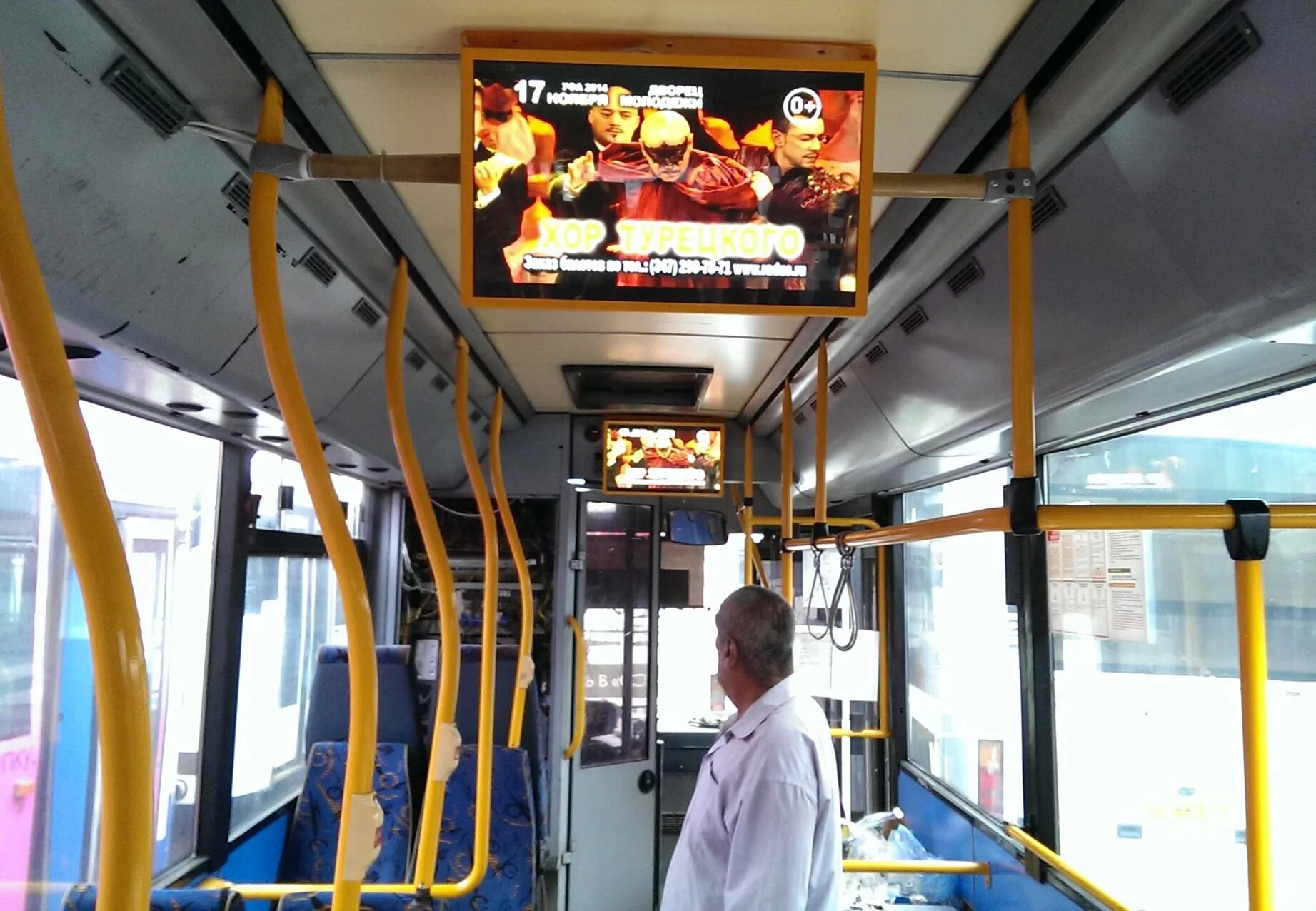 Телевизор в автобусе. Видеореклама в автобусах. Реклама приложения звук в автобусе. Листовки в маршрутках. Реклама на общественном транспорте.