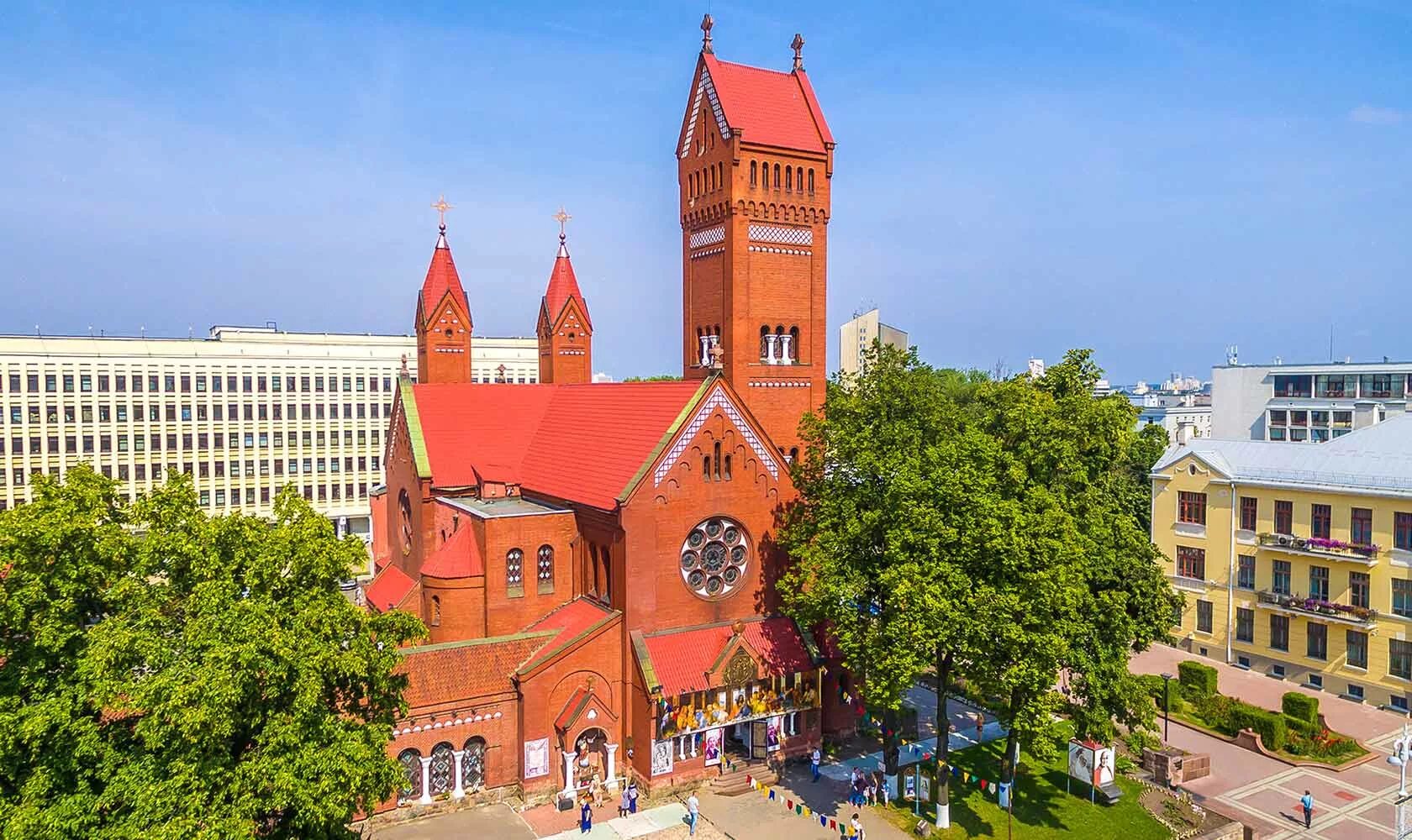 католические костелы в белоруссии. минск красный костел площадь независимости. минск костел симеона. костел святых симеона и елены. минск красный костел минск.