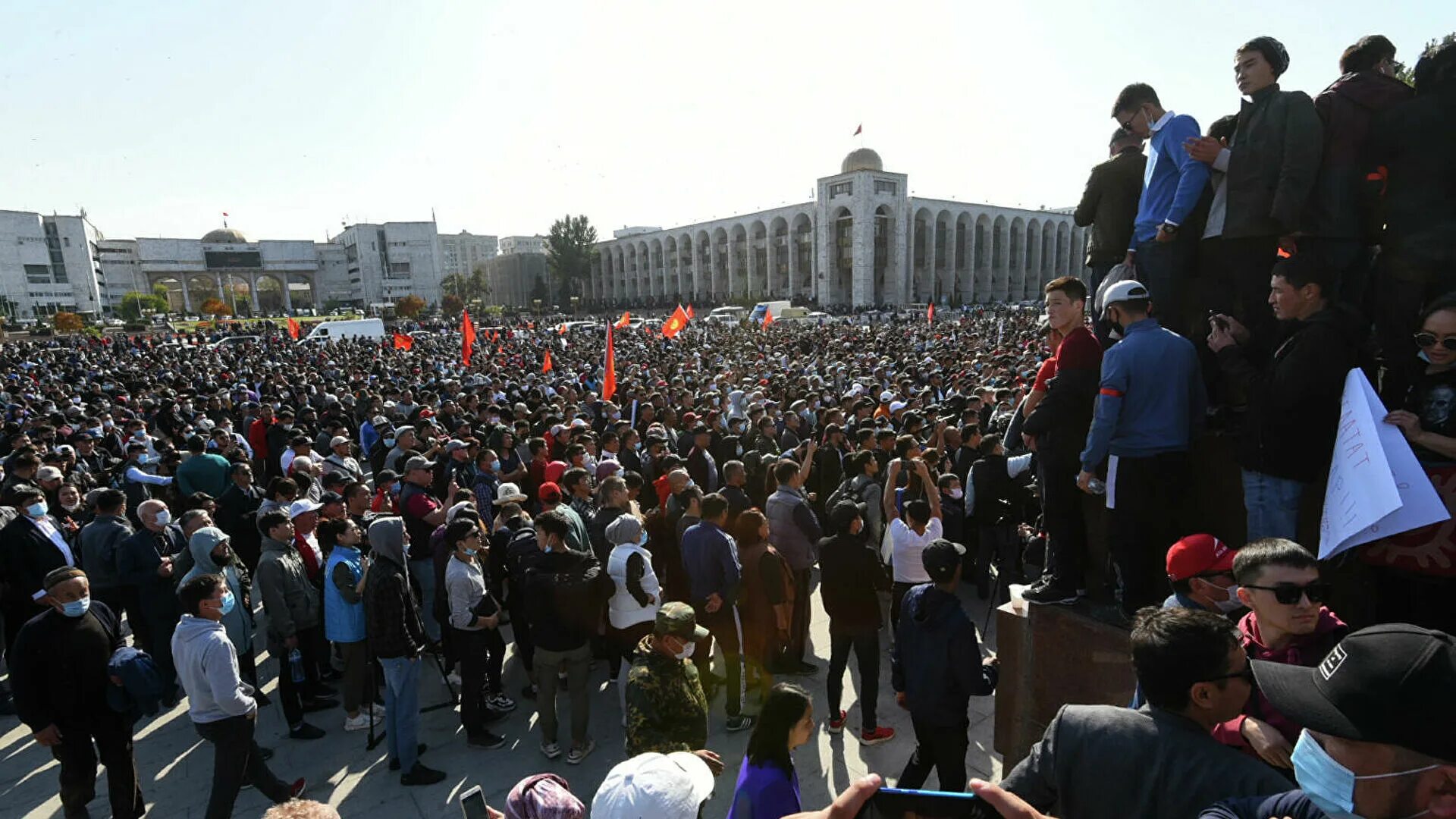 Революция тюльпанов в киргизии. Протесты в кыргызстане 2025. беспорядки в киргизии 2025. революция в кыргызстане 2025. революция в киргизии 2005.
