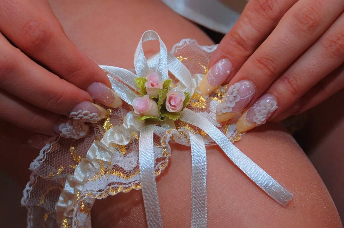 Свадебный маникюр. Ногти на свадьбу. Маникюр невесты. Красивые нарощенные ногти.