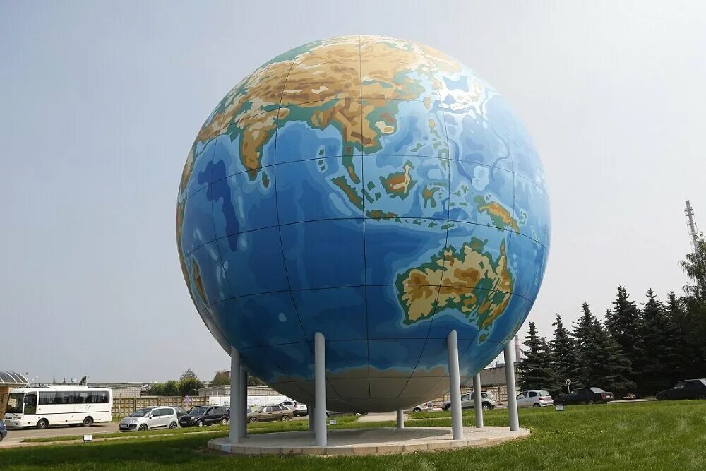 Самая большая земля в россии. Глобус гигант Eartha. Дорогобуж шар земли. Глобус мира (1982—1987) — самый большой вращающийся Глобус.. Россия на глобусе.