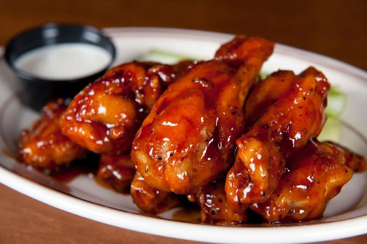 Куриные крылышки в томатном соусе. Куриные крылышки в медово-соевом соусе. Крылышки куриные. Крылья куриные. Куриные крылья острые.