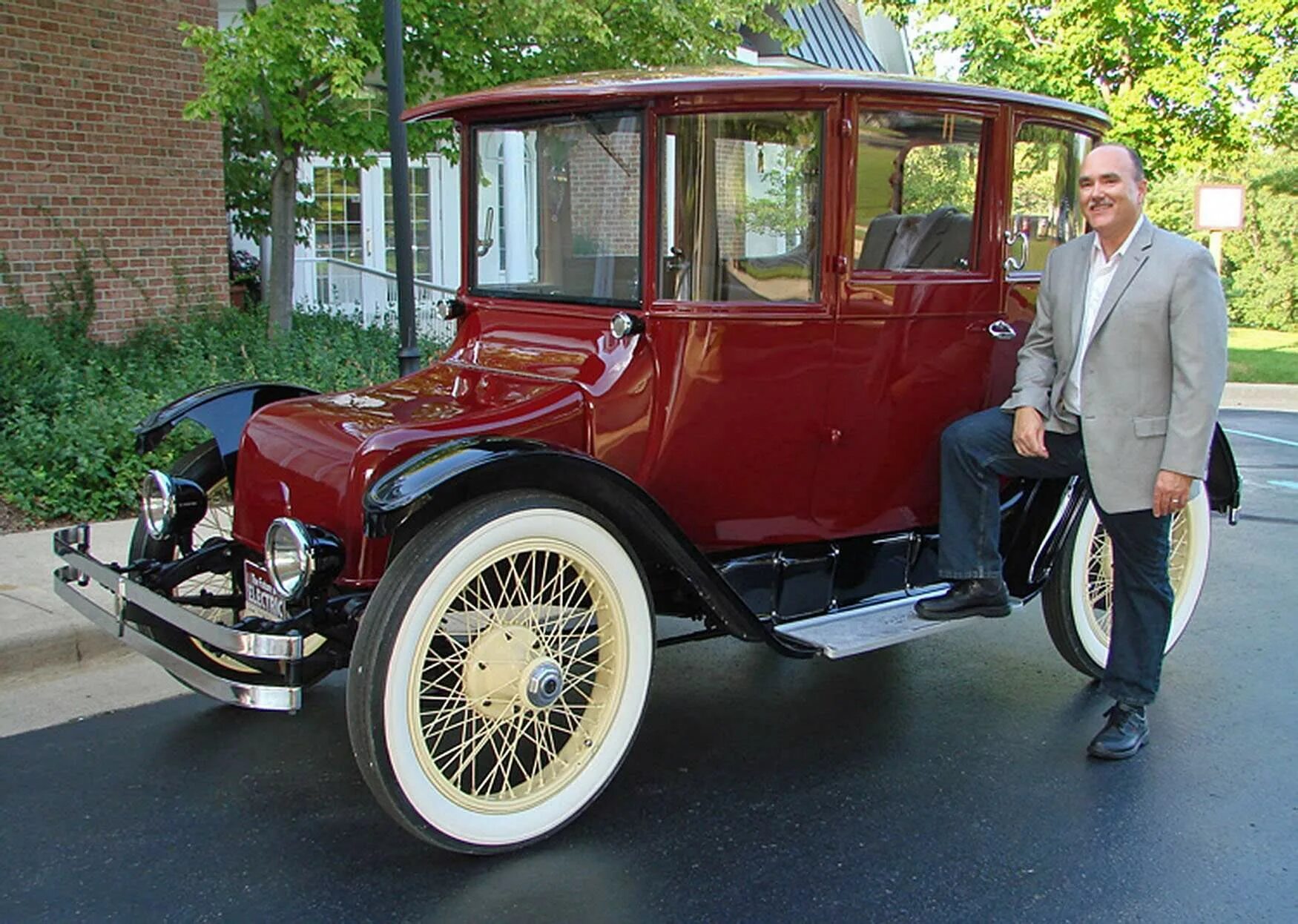 Первые серийные автомобили. Электромобили 20 века. Электромобиль «Detroit Electric» 1915 года. Электроавтомобиль начала 20 века-.