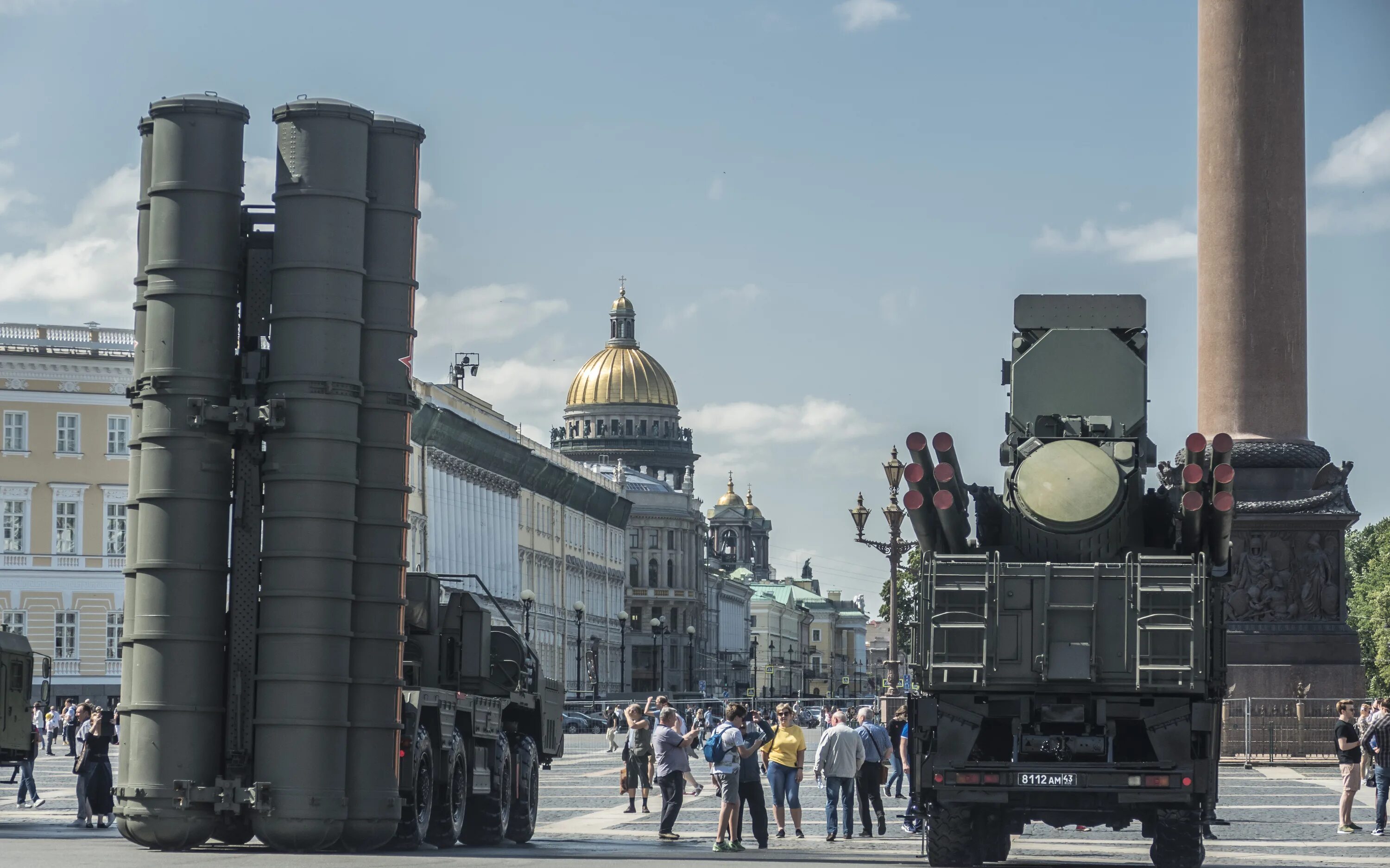 Уборочная техника петербург. Выставка танков. Выставка техники спб. Выставка военной техники на дворцовой. Смотр уборочной техники на дворцовой площади.
