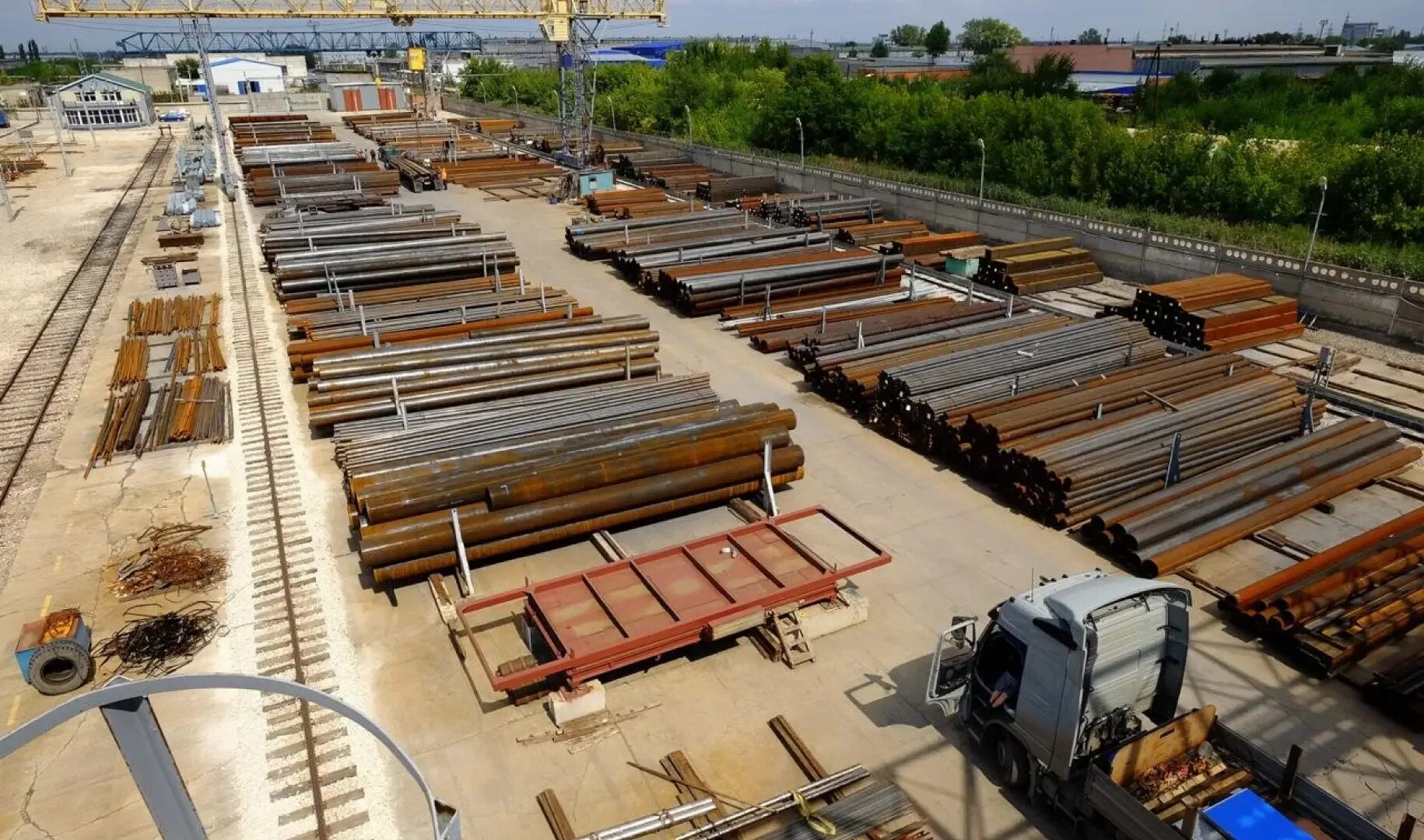 Площадка складирования труб. Склад металла. склад металлопроката. открытые площадки для хранения. площадка для складирования грузов.