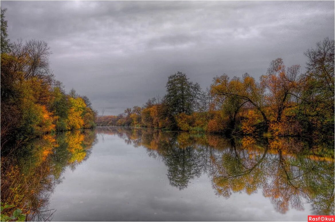река угра товарково. хмурая осень. река угра зимой калужская область. пасмурная осень. пасмурное небо.