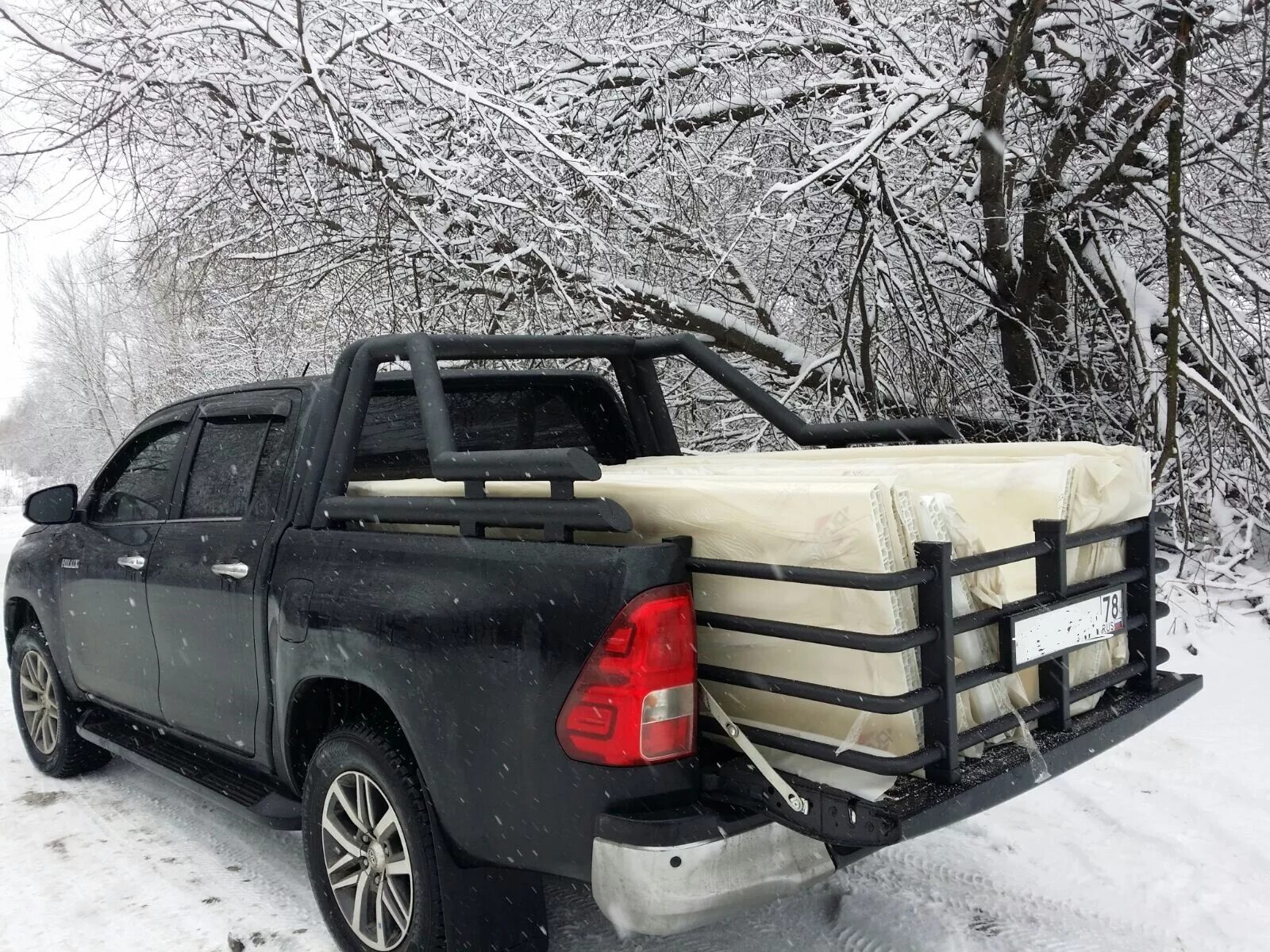 Пикап в челябинске. Toyota Hilux с кузовом. Дуга Toyota Hilux. Дуги в кузов Тойота Хайлюкс. Toyota Hilux удлинитель кузова.