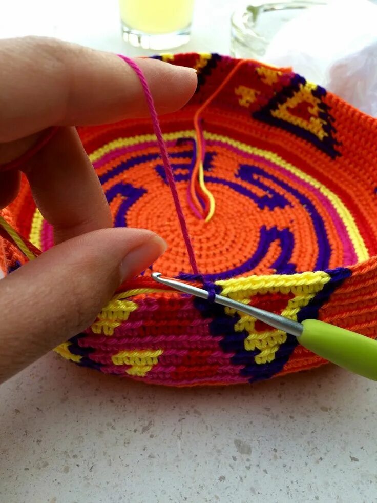 Тунисская техника крючком. Тунисское вязание крючком. Тунисским крючком по кругу. Коврик тунисским вязанием. Круговое вязание крючком Тунисское.