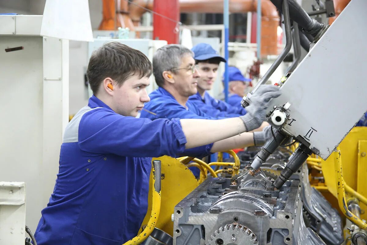 конвейер камаз набережные челны. скидка работникам камаза. цех завода камаз набережные челны. завод пао камаз в набережных челнах. директор завода камаз набережные челны.