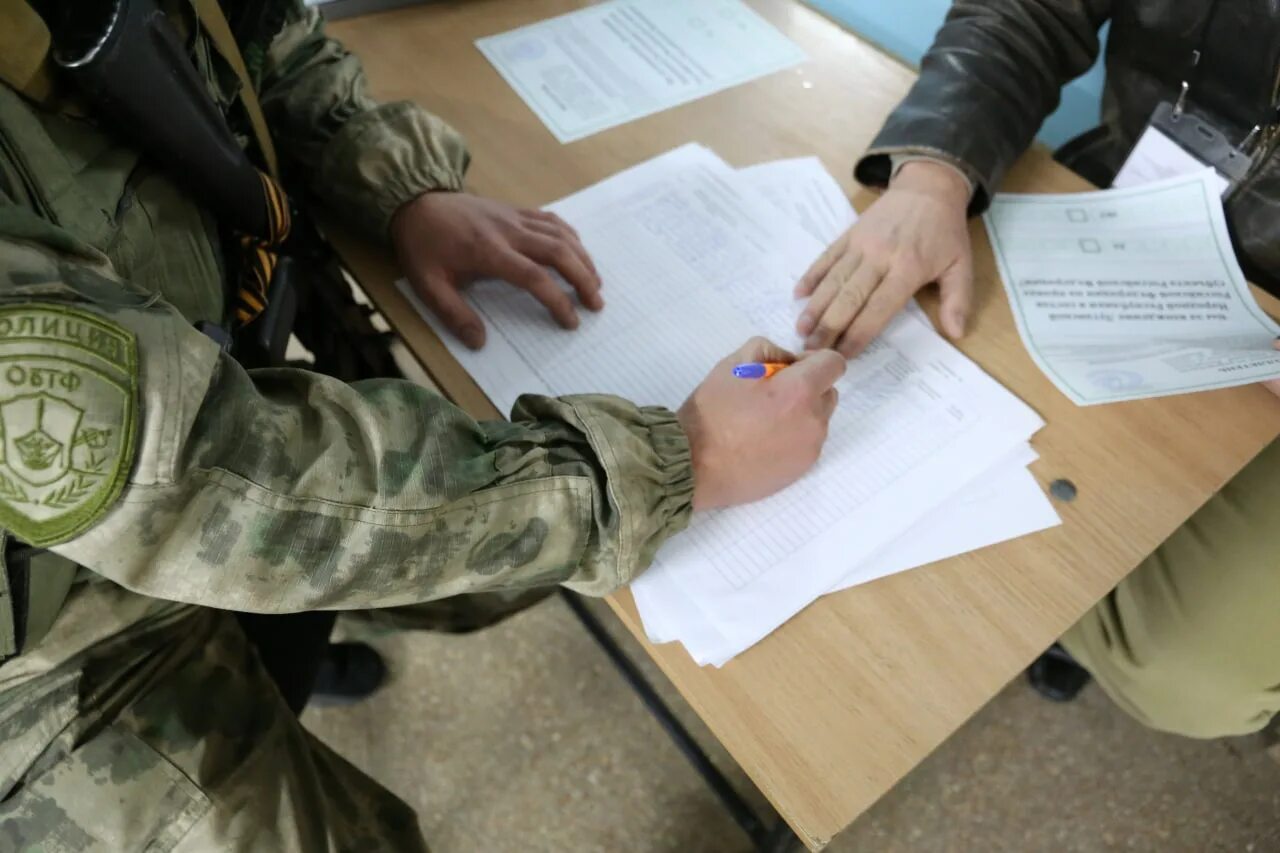 Сотрудник полиции лнр. Обтф мвд лнр. народная милиция лнр референдум. защита лнр. референдум в лнр росгвардия.