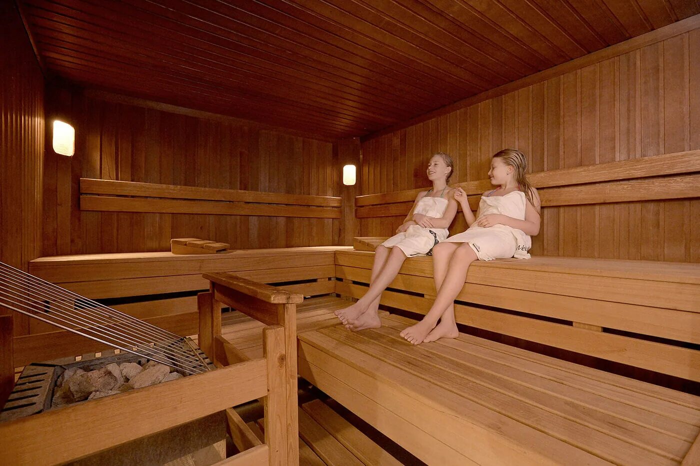 Нудистские бани в москве. Семейная баня. Мальчик с девочкой сауна. Немецкие бани и сауны дети. Баня для школьников.