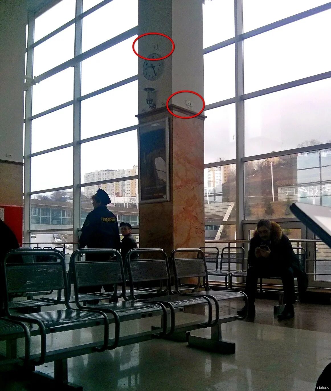 Смартфоны в самолете. Стойка в аэропорту для зарядки телефона в домодедово. Зарядка телефона в пулково. Usb зарядка в метро москва. Зарядка для телефона внуково.