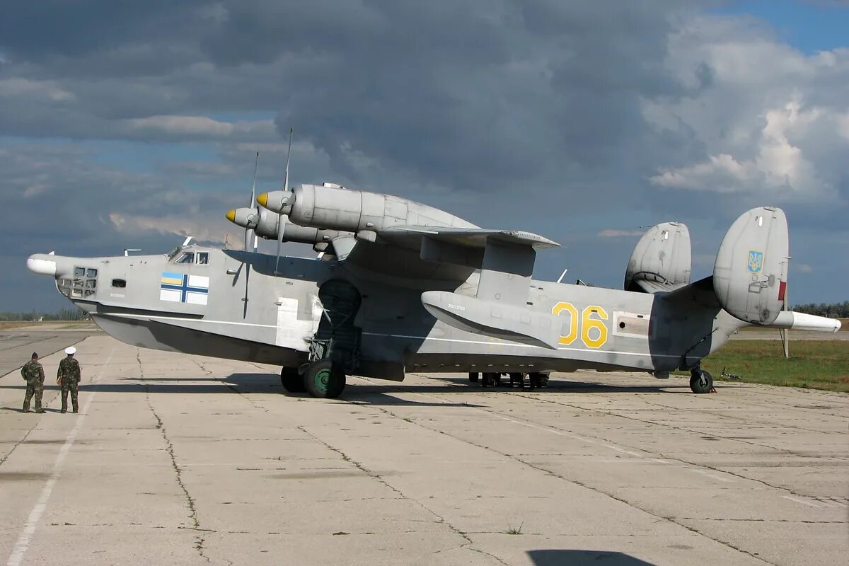 Авиаторское украина. Б-12 самолет-амфибия. Бериев бе 12. Бе-12 Чайка. Кабина бе-12 Чайка.