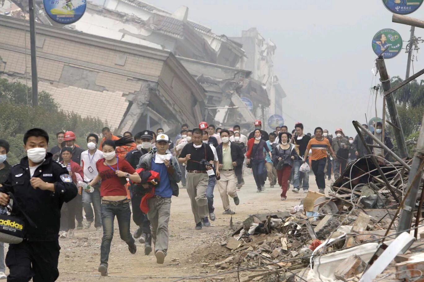 Сделай землетрясение. Сычуаньское землетрясение 2008. Паника при землетрясении.