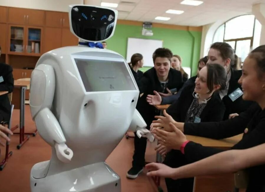 Роботы 1 класс. Робот учитель будущего. школа будущего с роботами. учитель робот в школе. школа будущего учителя роботы.