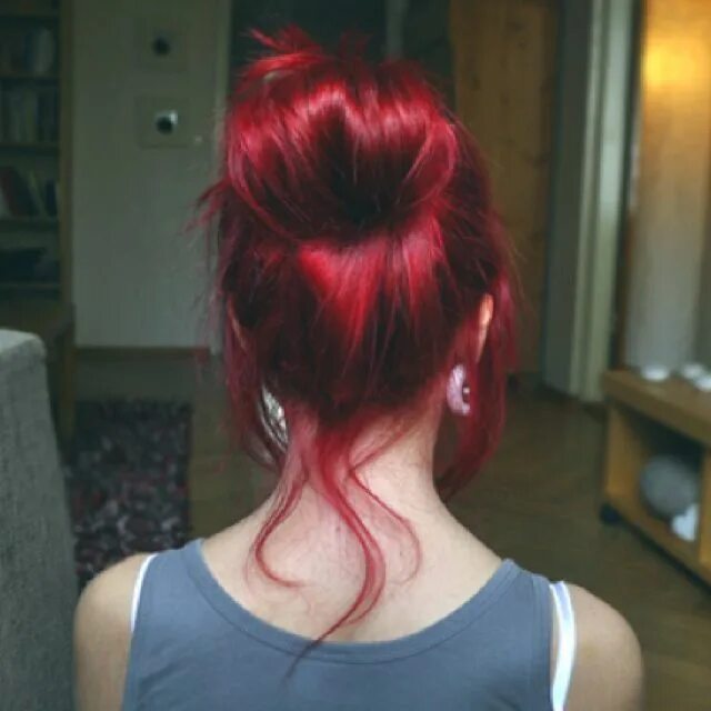 Красные короткие волосы. Покрашенные волосы на затылке. Волосы с красным затылком.