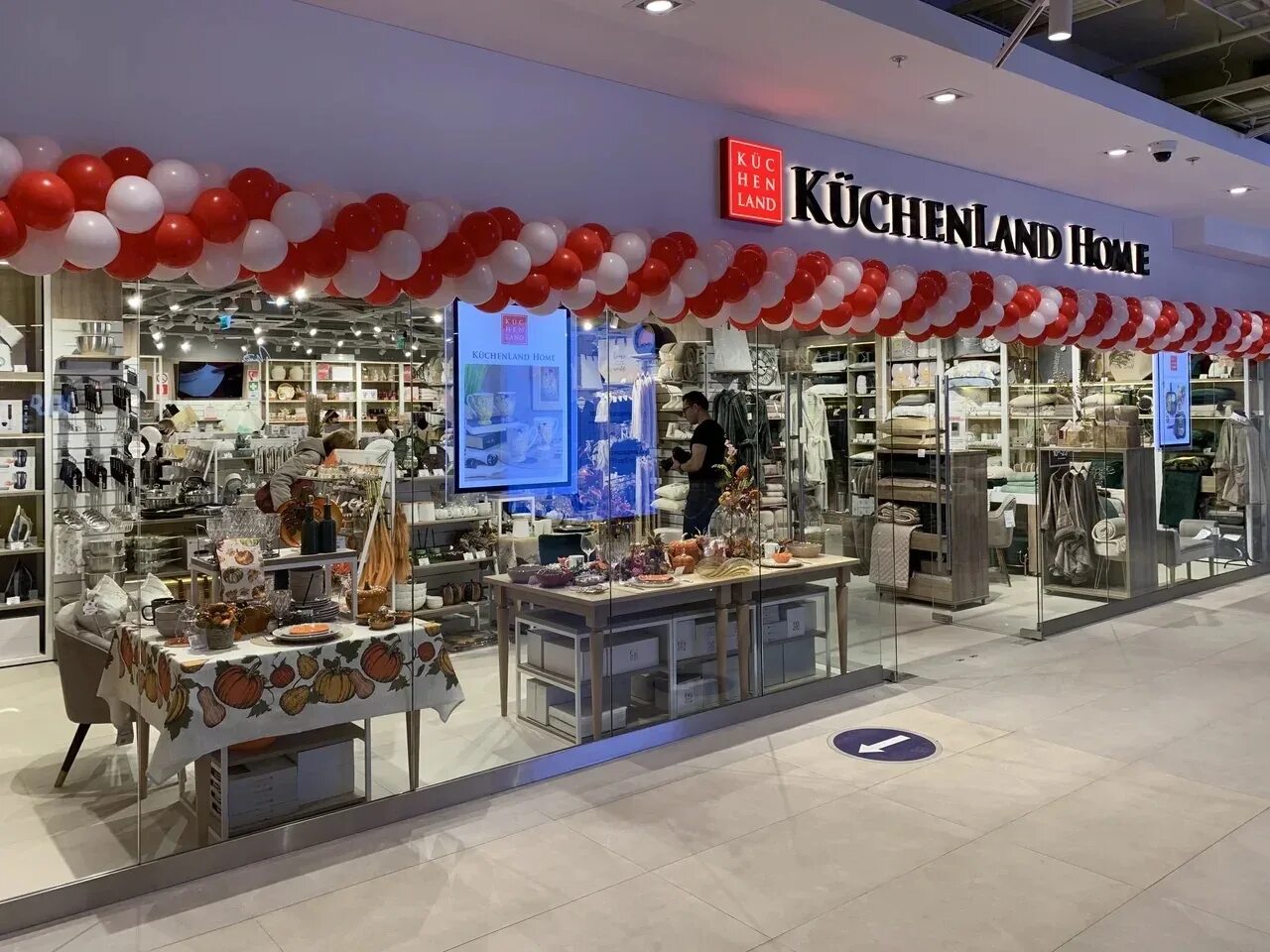 Цветочный бутик интерьер. Интерьер цветочного магазина. Интерьер магазина постельного белья. Хоме товары для дома. Крупные магазины товаров для дома.