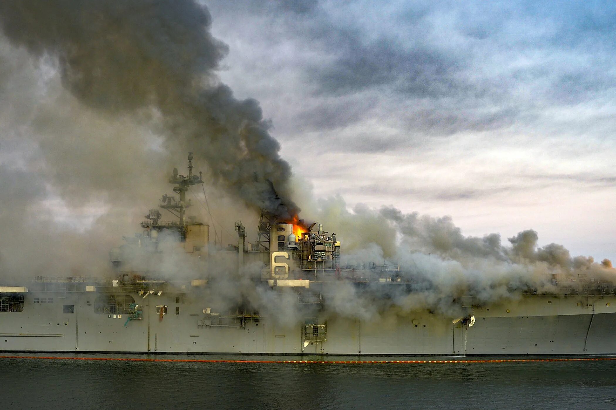 Подрыв корабля россии. Пожар в ВМС США USS Bonhomme Richard. Горящий корабль Сан Диего. Пожар на корабле ВМС США В Сан Диего.