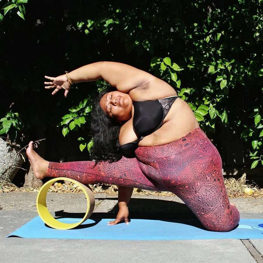 Поза собачки. Красивые взрослые тетки. Йога для толстеньких. Тетки в разных позах. Тетки в разных позах.