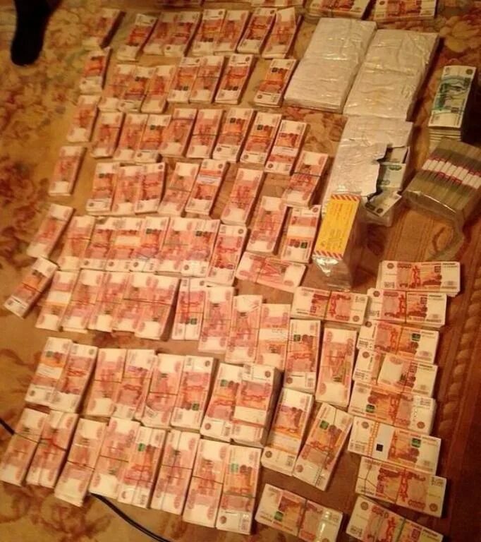 38 миллионов рублей. Много денег рубли. Куча денег. Деньги на столе. Много рублей.