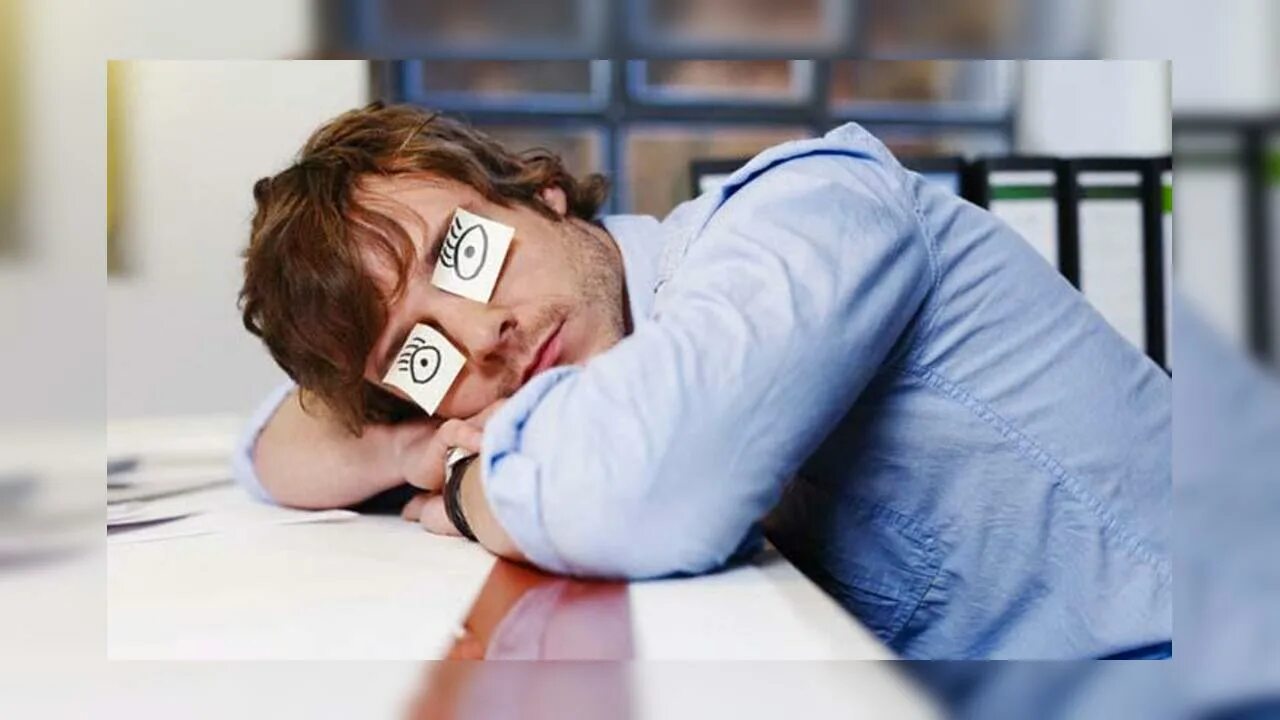Когда хочется спать наиработе. Спит на рабочем месте. Устранение сонливости. Что делать если хочется спать на работе. Хочется спать смешные картинки.