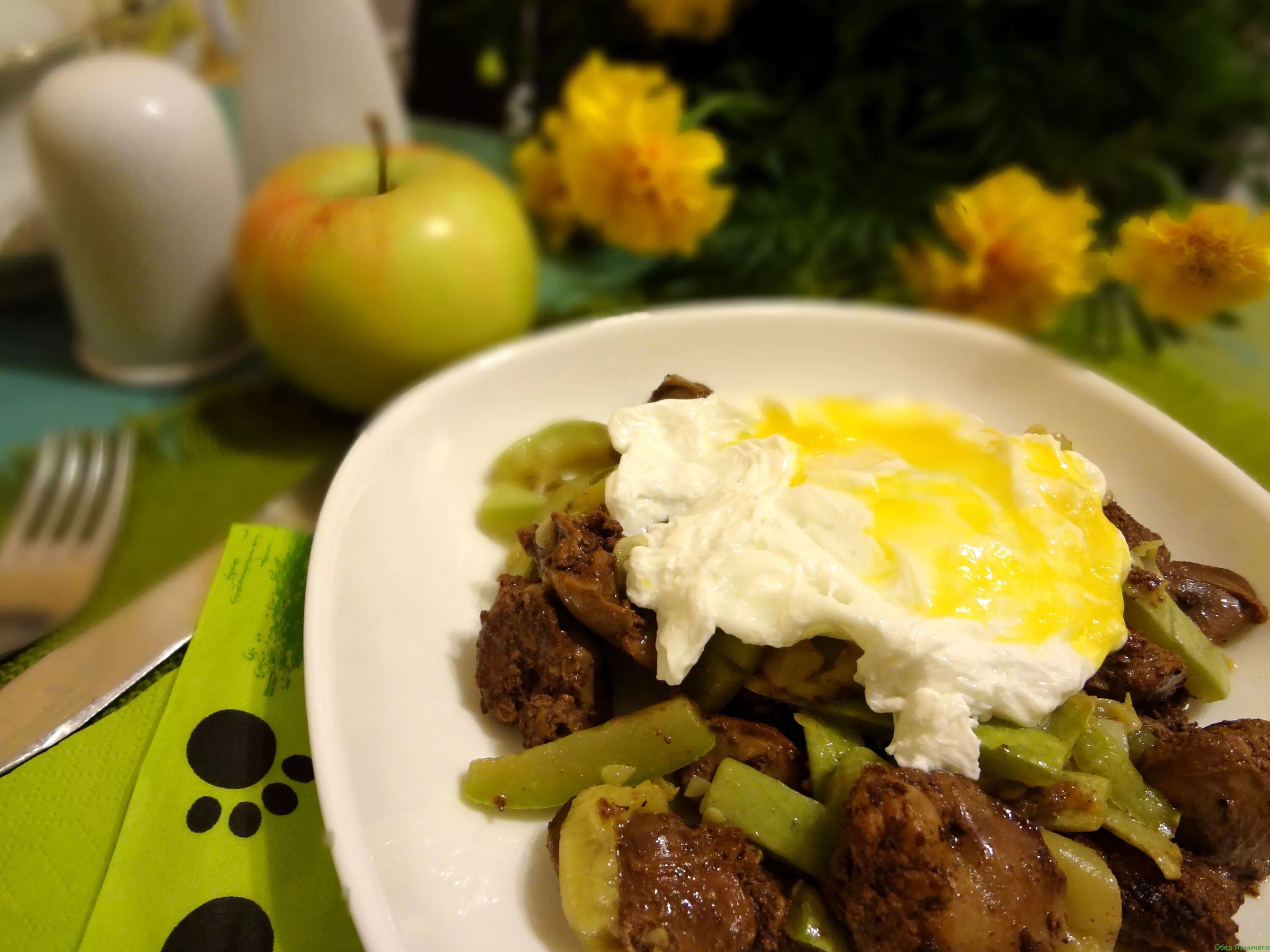 Яйца с печенью куриной. Теплый салат с куриной печенью и яйцом пашот. Салат с куриной печенью и яйцом пашот. Салат с яйцом пашот. Салат с печенью куриной и яйцом.