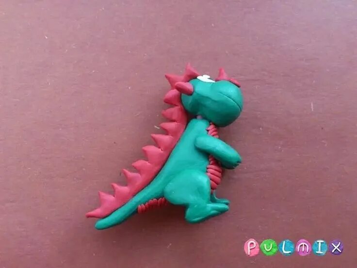Сделать дракончика из пластилина. Дракон из пластилина для детей. лепим из пластилина дракона. дракон лепка. лепка дракона из пластилина.