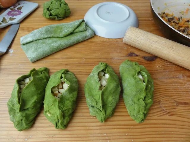 Рецепты зеленого теста. Зеленое тесто блюдо. Тесто зеленого цвета которое бьют руками. Cupcake из зелёного теста с зелёным кремом на белом фоне. Как приготовить дул у из зеленого теста.