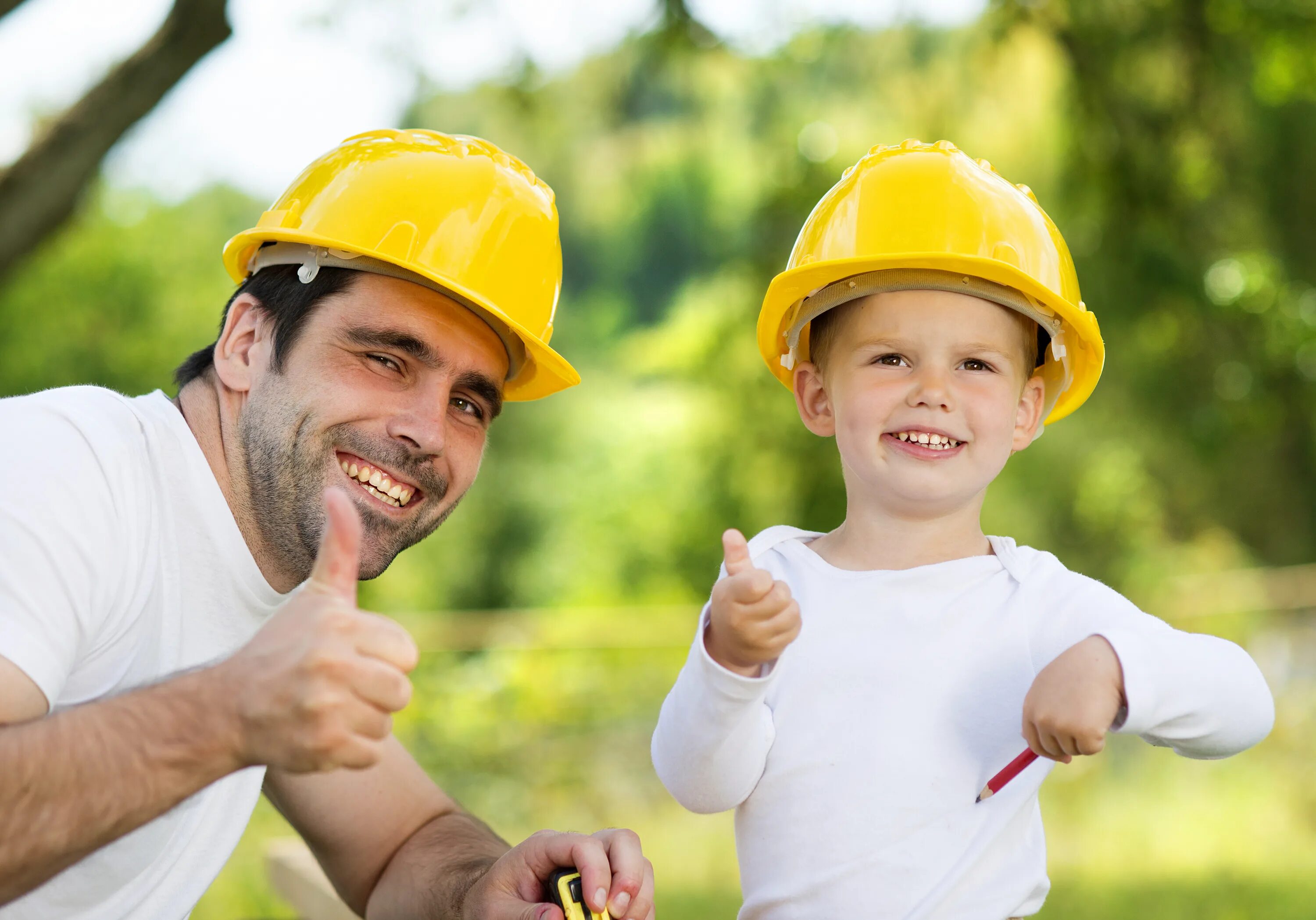Father in building. Father in building. Старательный деловой мальчик. The family accompanies the father of the builder to work. Отцы и дети.