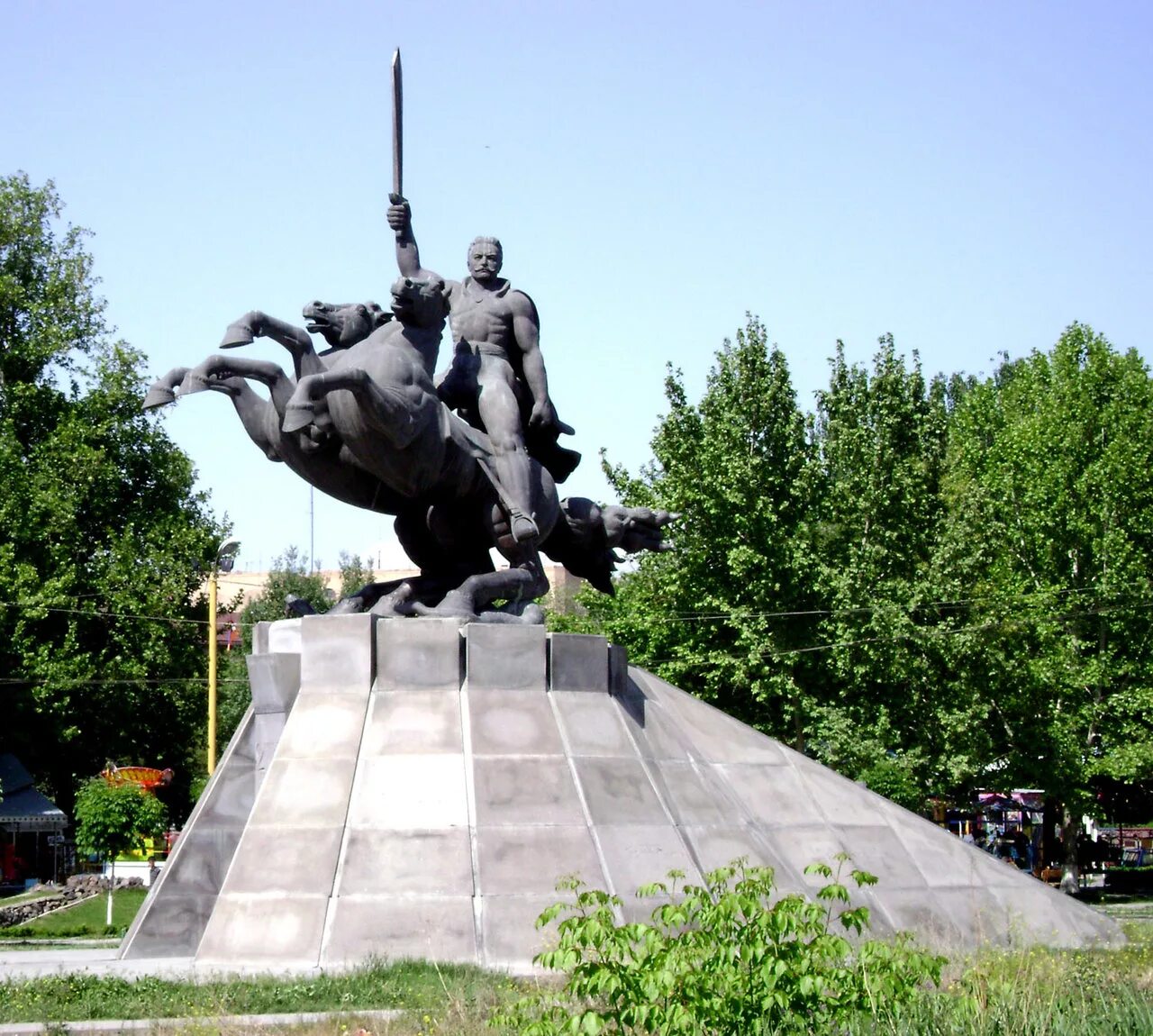 памятник в ереване. памятник туманяну в ереване. каскад монумент христианский ереван. мамиконян памятник в ереване. парк еритасардутян в ереване.