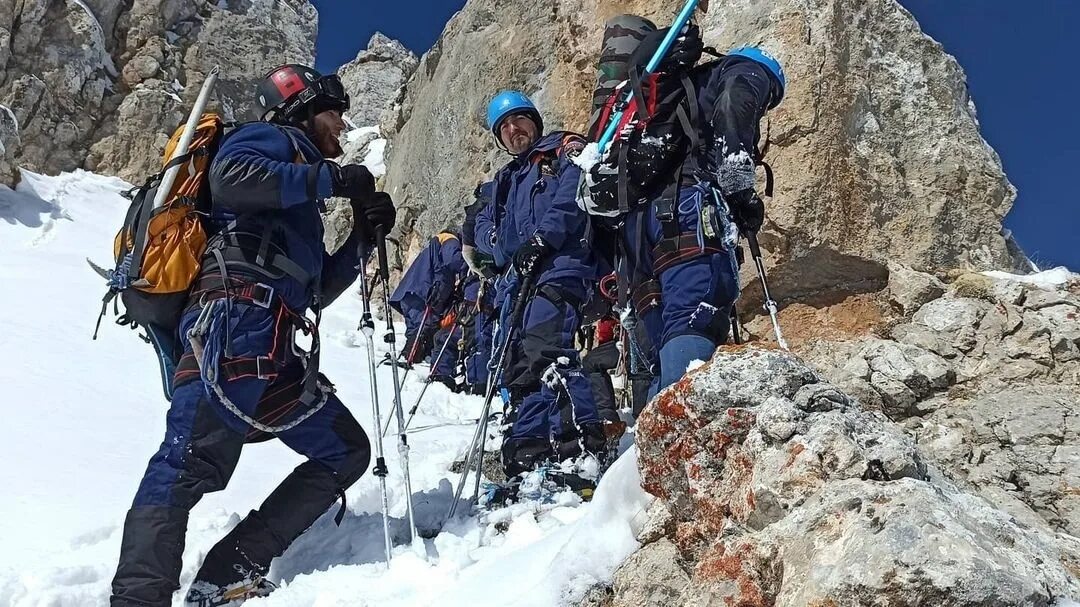 Спасатели в горах. Мчс россии спасение людей в горах. Спасатель скалолаз. Мчс горноспасатели альпинисты. Спасатели в горах.