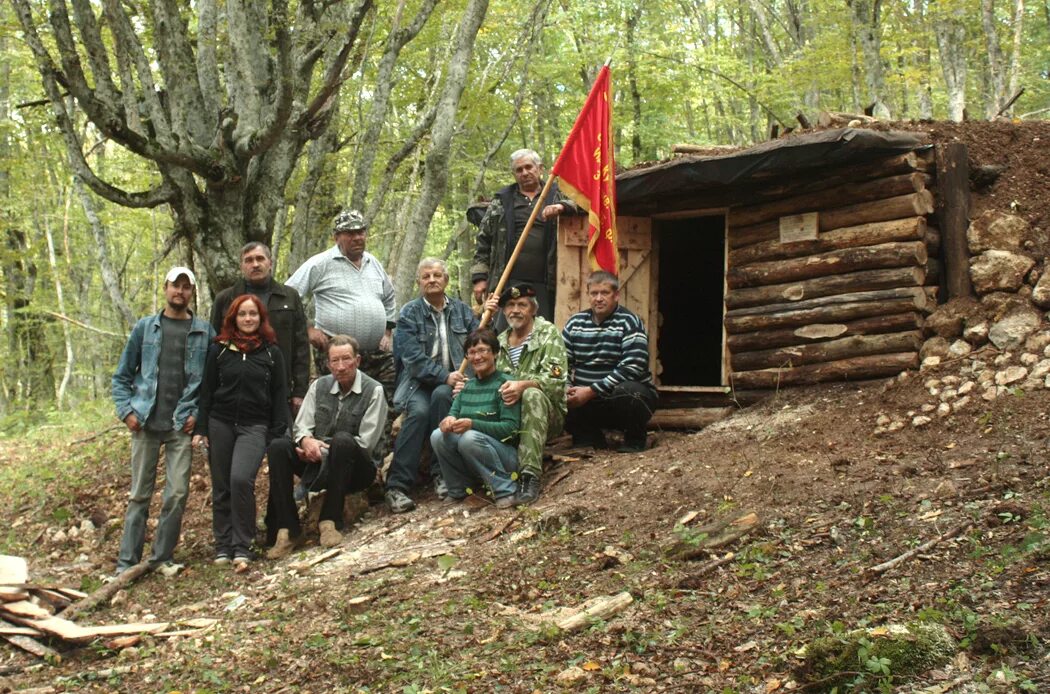 землянка в тайге. жить в землянке в лесу зимой. бушкрафт лагерь в лесу. группа альпинистов находит в лесу землянку. основы выживания в лесу.
