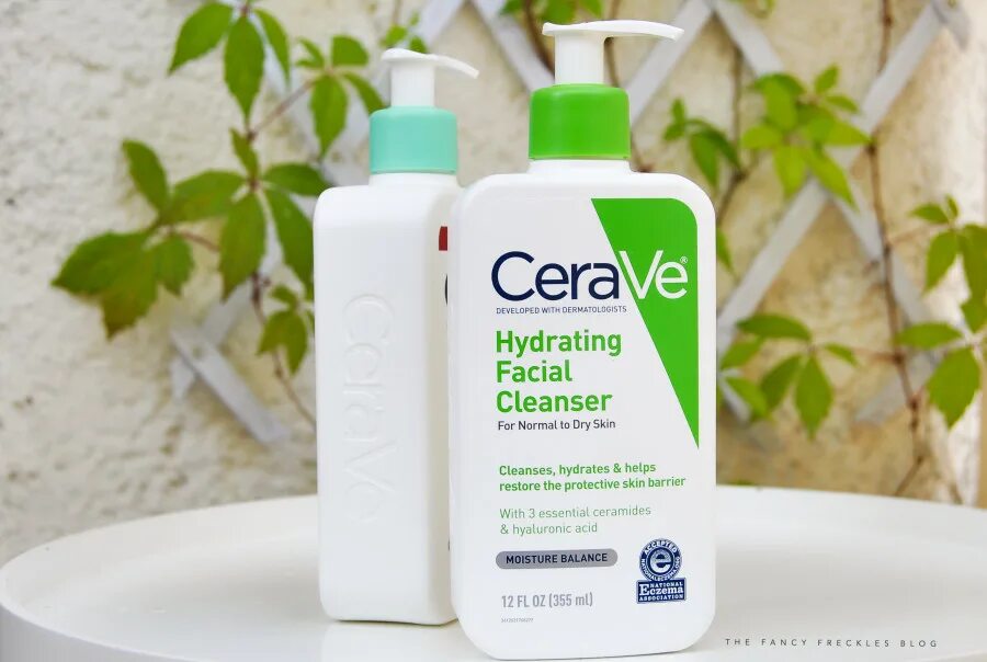 Очищающем средстве cleanser. Средство для умывания CERAVE. CERAVE гель для умывания. CERAVE Hydrating Cleanser. Cera ve Hydrating facial Cleanser.