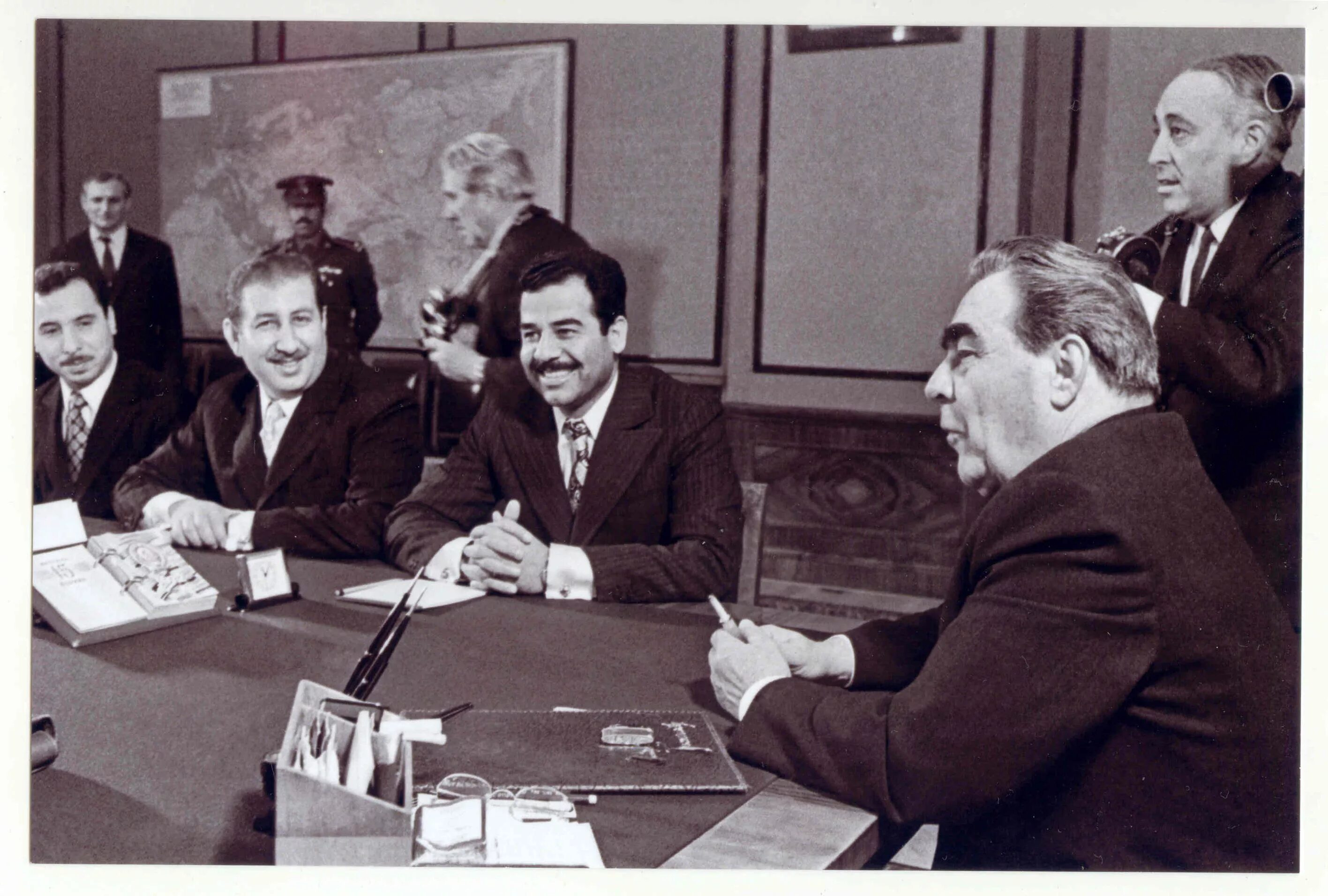 1972 год договор между ссср и сша. Саддам Хусейн и Брежнев. Саддам Хусейн в СССР. Саддам Хусейн в Москве 1977.