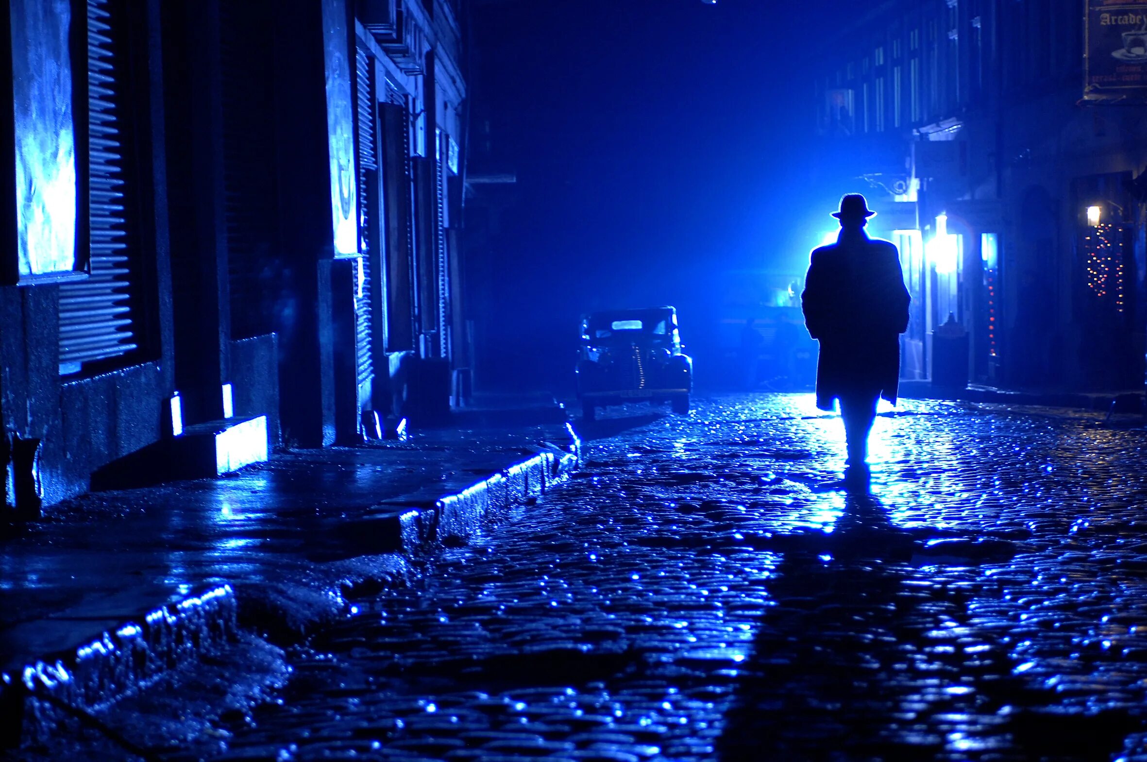 Вечер прощания. Ночная улица с людьми. Человек в ночном городе. Одинокий парень в городе. Ночной город одиночество.