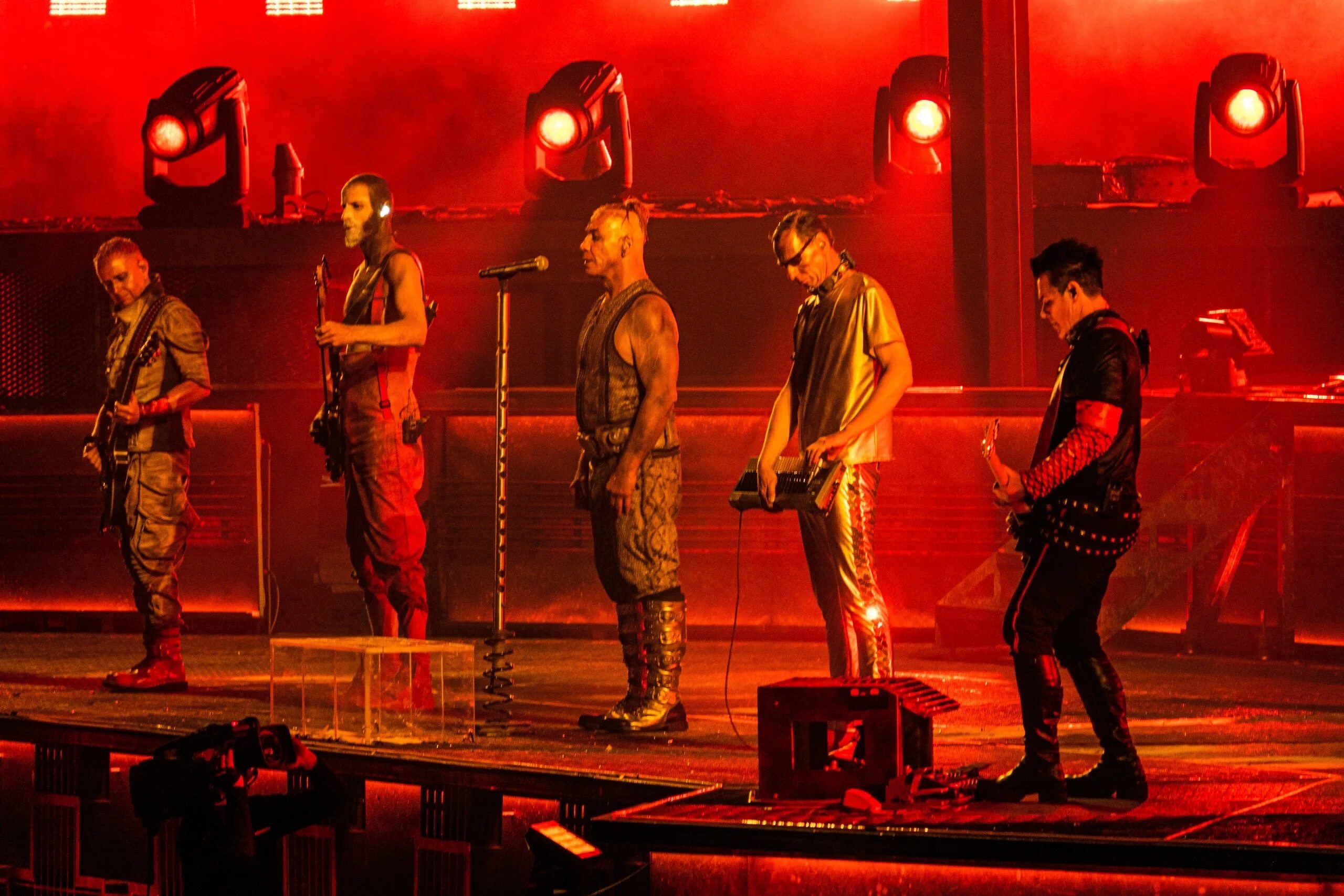 Линдеманн. Концерт группы рамштайн 2024. Раммштайн концерт 2022. Rammstein concert. Сцена рамштайн 2022.