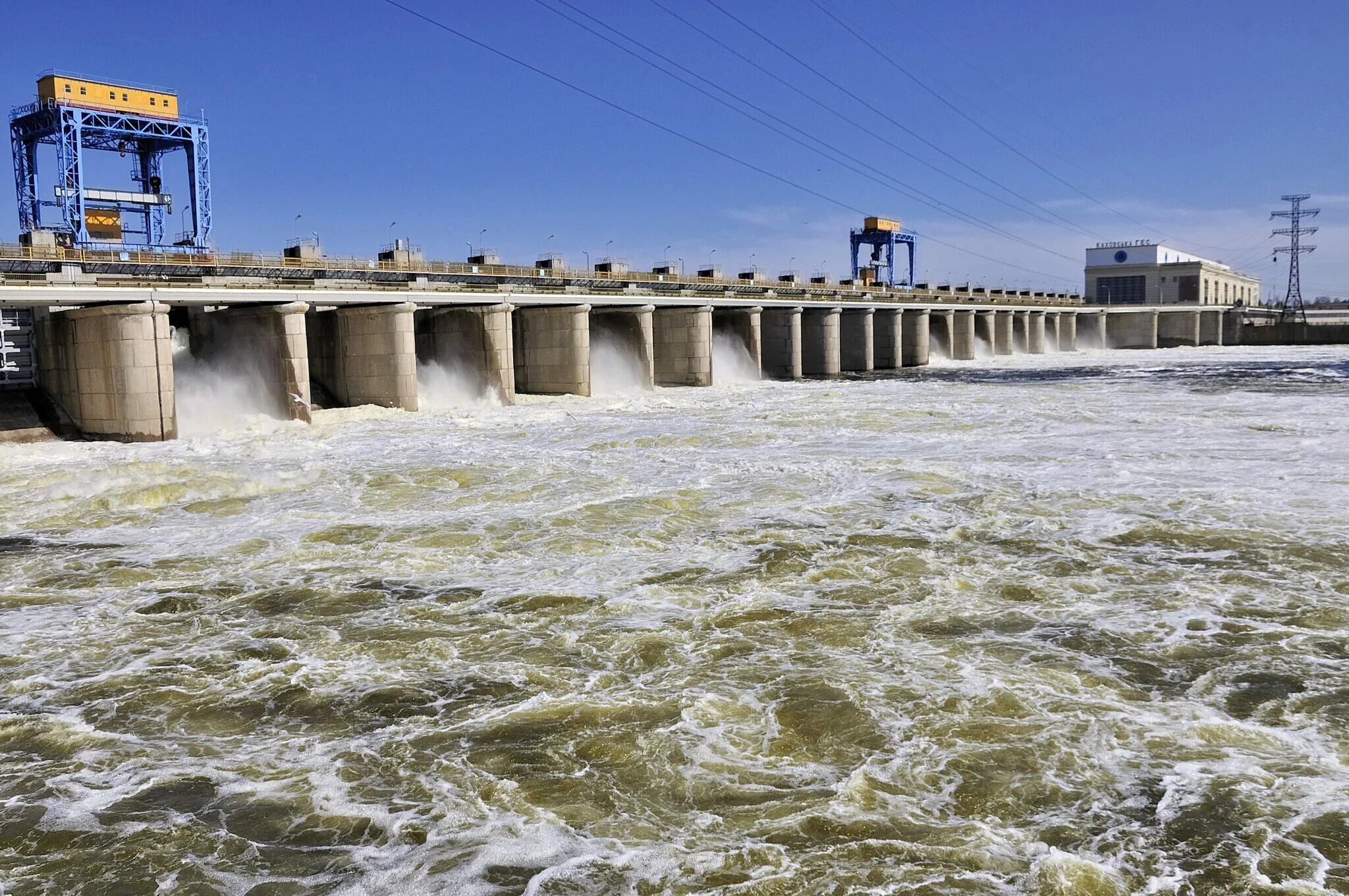 Новая каховка дамба. Каховская гэс здание. Каховская гэс украина. Новая каховка дамба. Каховская гэс сейчас.