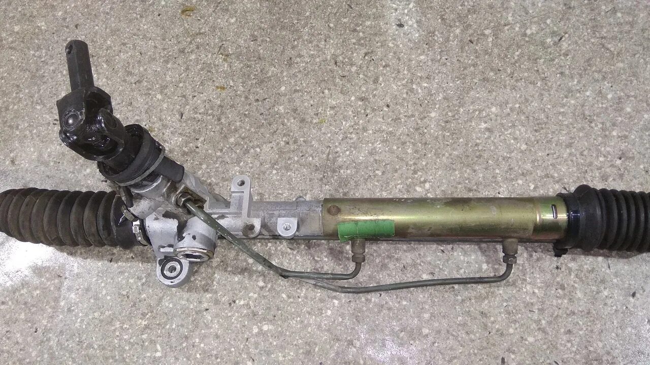 Рейка vw104. Рулевая рейка фольксваген. Рулевая рейка фольксваген пассат б5. Замена реек фольксваген. Сайлентблок рулевой рейки фольксваген крафтер.