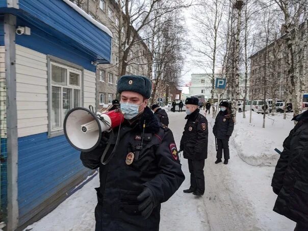 Задержали школьника на митинге в Москве. Архангельск новости молодой человек кричали.