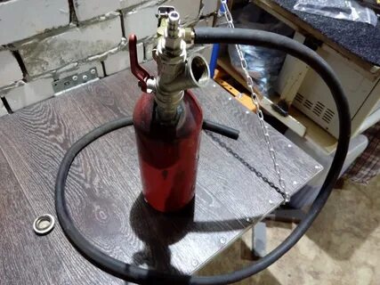 Насос нагнетает масло