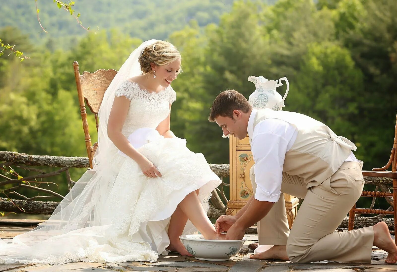 Рогоносец унижен. Невеста. Жених у ног Свадебная фотосессия. Ноги невесты. Свадьба мечты.