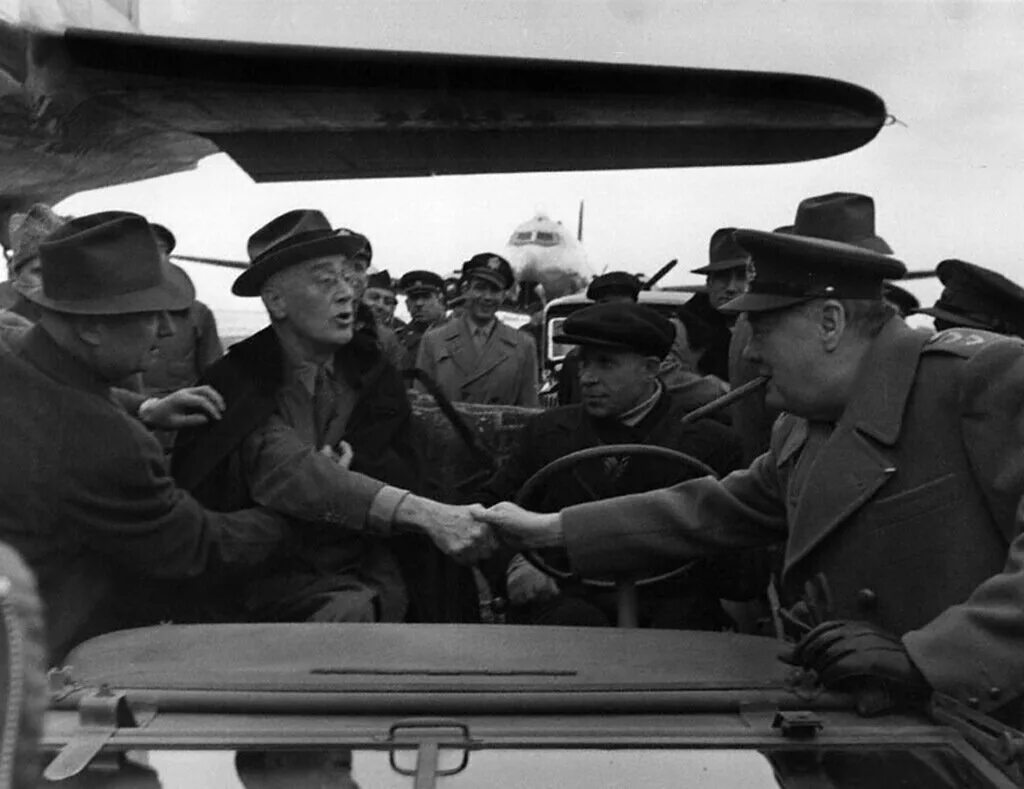Где в феврале 1945 года. Сталин Рузвельт и Черчилль на Ялтинской конференции. Ялтинская конференция 1945. Ялтинская конференция 1945 Рузвельт. Сталин Черчилль и Рузвельт в Ялте.