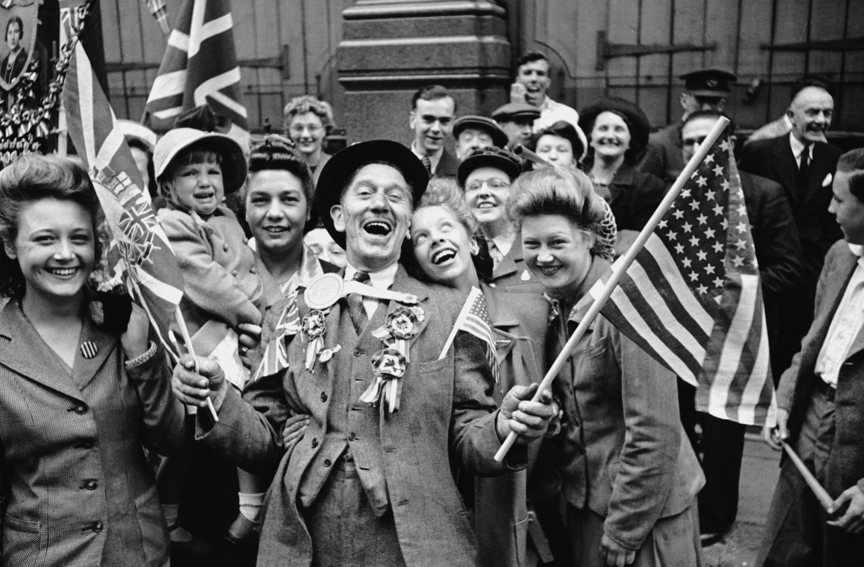 Немцы радуются. Второй мировой войны США 1945. Америка после второй мировой войны. Кадры Победы 1945 США. США В послевоенные годы.