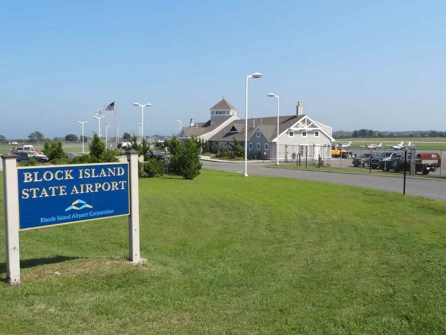 Род айленд описание. Стейт Айленд. Block Island State Airport. Rhode Island State. Wallmart Ньюпорт род Айлэнд США.