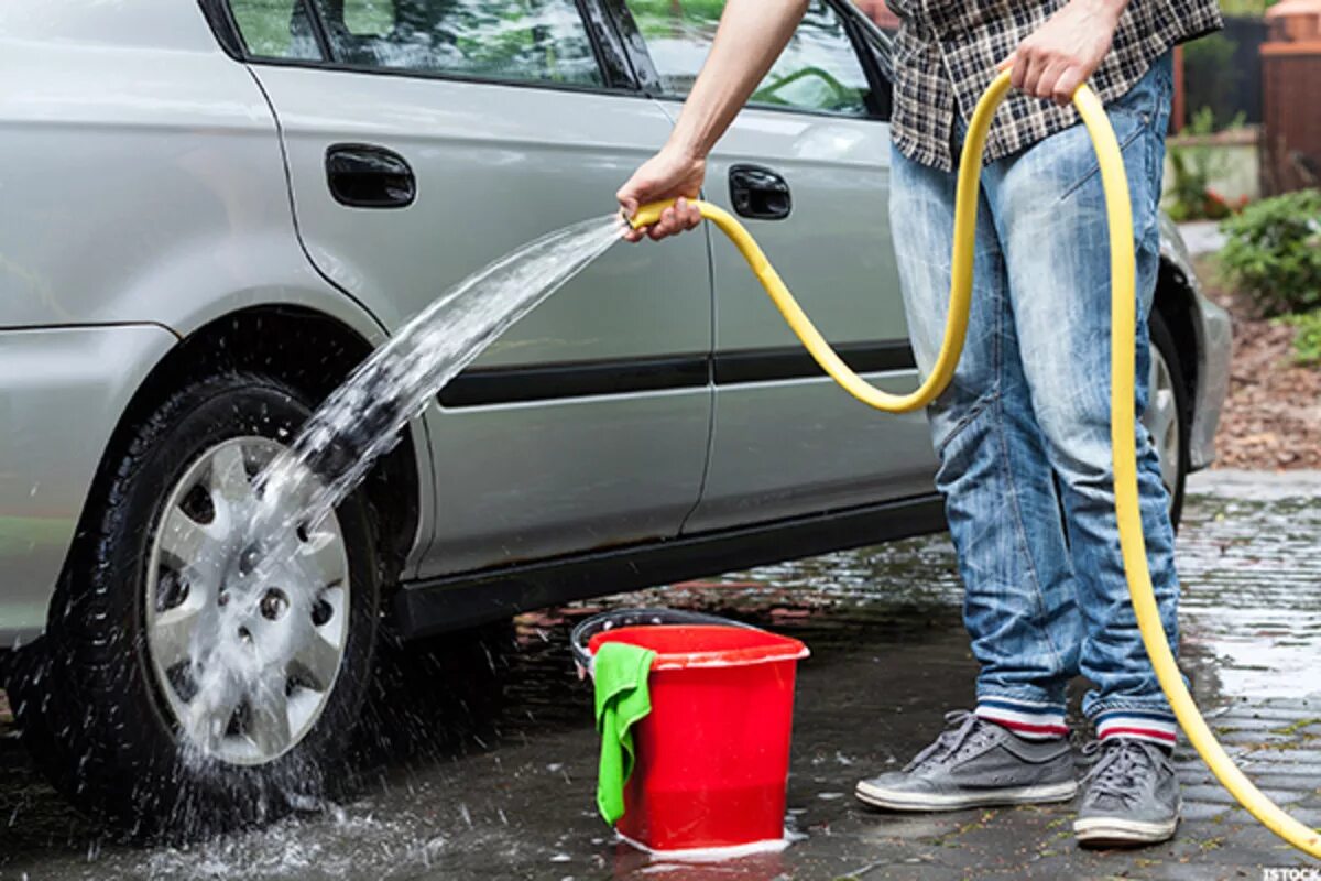 He clean the car. Шланг для мытья машины. Шланг для мойки машины. Мойка автомобиля на даче. Шланг автомойка с водой.