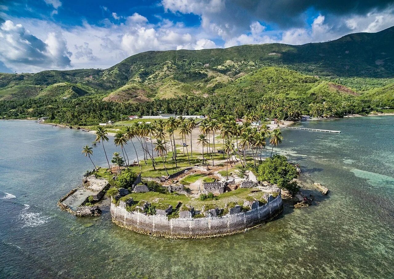 Остров плантация. Остров Гонав Гаити. Остров Лабади Гаити. Порто Пренс Гаити. Республика Гаити природа.