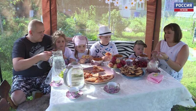 Вручение машин многодетным семьям псков. Вручение машин многодетным псков. Центр семьи псков. Семья псков. Многодетная семья.