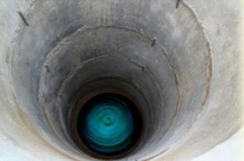 Глянул в колодец один старичок видит. Глянул в колодец. Загадка глянул в колодец. Тайна старого колодца. Глянул в колодец один старичок видит.